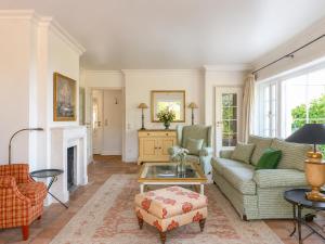 a living room with a couch and a fireplace at Ferienhaus Klenterdeel in Keitum