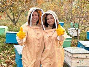 two women dressed in raincoats posing for a picture at Bee Planet Garni in Garni