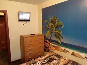1 dormitorio con una palmera pintada en la pared en 2 room apartment 400m from sea en Liepāja