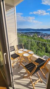 a patio with a table and chairs on a balcony at Damisa Lux Stan in Tivat