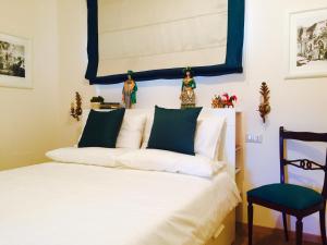 una camera con letto bianco e finestra blu di Solarium Achilles a Giardini Naxos