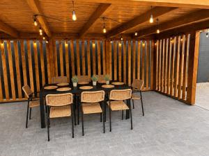 a black table and chairs on a patio at Dominickie Antresole in Boszkowo-Letnisko