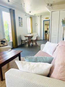 a living room with a couch and a table at Charmante maison entre Marché et Tourelles in Pornichet
