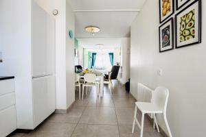 a kitchen and dining room with a table and chairs at 2 ch, climatisé, parking, localisation premium in Lyon
