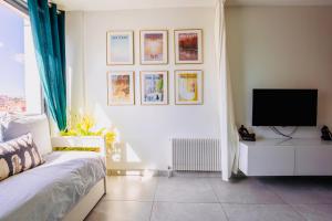 a bedroom with a bed and a tv on a wall at 2 ch, climatisé, parking, localisation premium in Lyon
