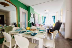 a dining room and living room with a table and chairs at 2 ch, climatisé, parking, localisation premium in Lyon +23 photos