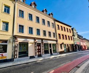 a row of buildings on a city street at Apartmenthaus Döbeln Zentrum 01 in Döbeln