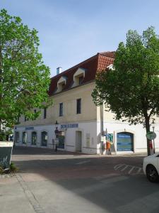 ein großes weißes Gebäude an der Straßenseite in der Unterkunft Ferienwohnung Madlene 2 in Gablitz