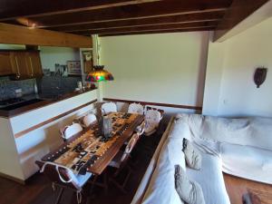 a dining room with a table and chairs and a kitchen at Casa Adosada en Alp Jardin y Wifi in Alp +13 photos