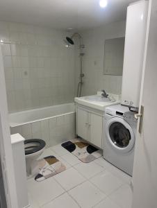 a bathroom with a washing machine and a sink at Langueux Apartment in Langueux