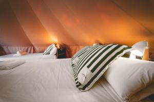 a bedroom with two beds with a pillow on it at HolaCamp Luarca in Luarca