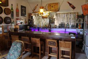 un bar con un montón de botellas en la pared en Van Zylsvlei - A Karoo Guest Farm, en Colesberg
