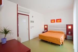 Postel nebo postele na pokoji v ubytování Hotel Raffaello + 37 fotografií