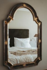 a reflection of a bed in a mirror at Hotel KÜGLERHOF in Tirolo