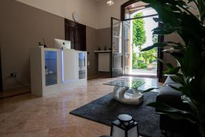 a living room with a refrigerator and a table at Le Dolci Dimore in Virgilio