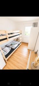 ein Zimmer mit zwei Etagenbetten und einem Holzboden in der Unterkunft Monteurdomizil in Ulm