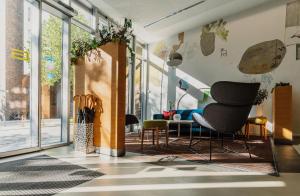 ein Wohnzimmer mit Tisch und Stühlen in der Unterkunft Grimm's Berlin Mitte in Berlin