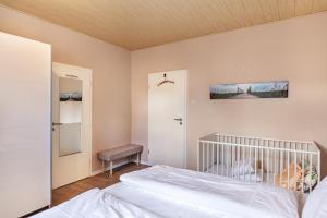 a bedroom with a crib in a room at Ferienwohnung Waldglück in Lauchhammer