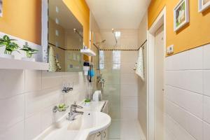 a bathroom with two sinks and a shower at Ferienwohnung Waldglück in Lauchhammer +17 photos