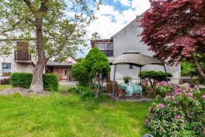 a garden with a table and an umbrella at Ferienwohnung Waldglück in Lauchhammer