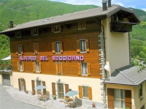 Un edificio con un cartel al costado. en Albergo Bel Soggiorno, en Fiumalbo
