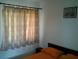 1 dormitorio con cama y ventana en Vilele Brise de Mer, en 2 Mai