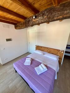 a bedroom with two beds with towels on them at Affittacamere Ca' Vecia in Riccò del Golfo di Spezia
