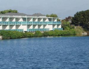 budynek na brzegu zbiornika wodnego w obiekcie Coral Reef Inn & Condo Suites w mieście Alameda