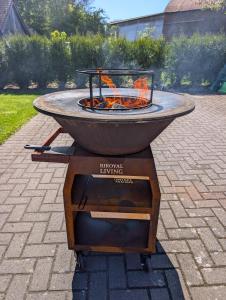 a fire pit sitting on top of a table at Aan de bosrand in Opglabbeek