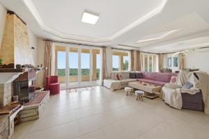a living room with a couch and a fireplace at Villa Sarakinos in Kriniás