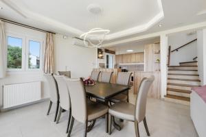a dining room with a table and chairs at Villa Sarakinos in Kriniás