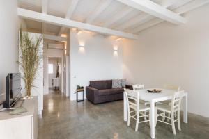 a living room with a table and a couch at Elaia Bioglam Relais in Casa Modica