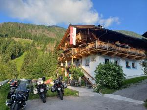 a group of motorcycles parked in front of a building at Chalets Dolomiti living in Vergein