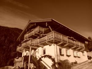 a building with a balcony on top of it at Chalets Dolomiti living in Vergein