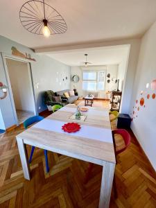 a dining room with a table and a living room at Centre ville 2 chambres 4 voyageurs Tarif long séjour in Valenciennes