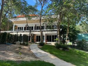 a white house with a pathway leading to it at Viking Holiday Resort in Ko Samed
