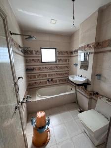 a bathroom with a bath tub and a sink at Hotel Anmol&Rooms in Gothaj +35 photos