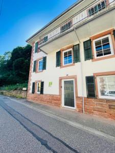a building with a door on the side of a street at Gîte du canal in Lutzelbourg
