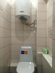 キーロフにあるОктябрьский проспект, д.157のバスルーム(監視カメラ付きの白いトイレ付)