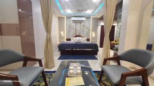 a room with a bed and a table and chairs at Hotel Anmol&Rooms in Gothaj