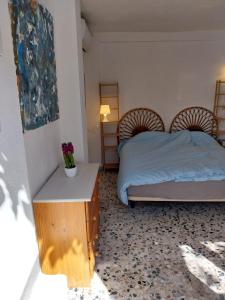 a bedroom with two beds and a table with flowers on it at Casa Papaver Casita in Coín