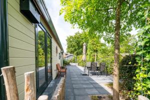 a walkway leading to the side of a house at Chalet De Eik, sfeervol chalet met tuin, op de Veluwe in Putten