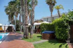 The swimming pool at or close to Hotel Redebora