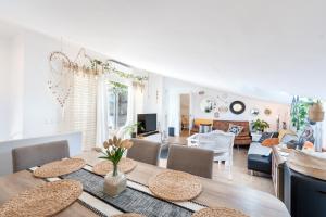 a dining room and living room with a table and chairs at Casa D’Amelia in Ojén
