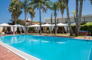 The swimming pool at or close to Hotel Redebora