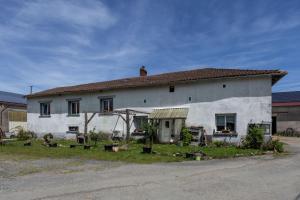a white house with a yard in front of it at Chambre d'hotes 2 à Bramefort in Champsac