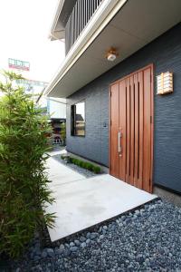 a house with a wooden door on the side of it at Toutsu Gyoen in Donggang