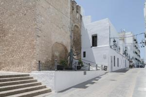 a street in front of a building with stairs at Girasol in Vejer de la Frontera