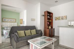 a living room with a couch and a coffee table at Girasol in Vejer de la Frontera
