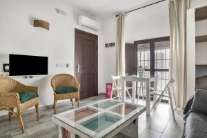 a living room with a glass table and chairs at Girasol in Vejer de la Frontera